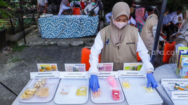 Petugas Balai Besar Pengawas Obat dan Makanan (BBPOM) DKI Jakarta menguji sampel takjil di Pasar Takjil Benhil, Jakarta Pusat, Rabu (5/4/2023). [Suara.com/Alfian Winanto]