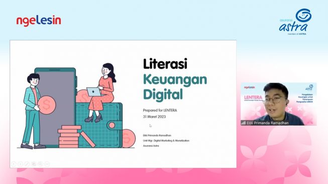 Manager Environment and Social Responsibility Asuransi Astra, Wioko Yudhantara saat memberikan opening speech dalam webinar Pengelolaan Keuangan untuk Perempuan Pelaku UMKM yang berkolaborasi dengan ngeLESin (31/3). Webinar ini merupakan salah satu bentuk literasi keuangan dari Asuransi Astra melalui program LENTERA (Literasi Keuangan Terpadu Asuransi Astra) yang diharapkan dapat memberdayakan masyarakat, terutama perempuan, untuk membuat keputusan mandiri. Sehingga para pelaku usaha perempuan dapat mengambil langkah yang bijak dan memahami kebutuhan utama bagi usahanya dan dirinya saat keadaan darurat atau keadaan tak terduga terjadi [Asuransi Astra]