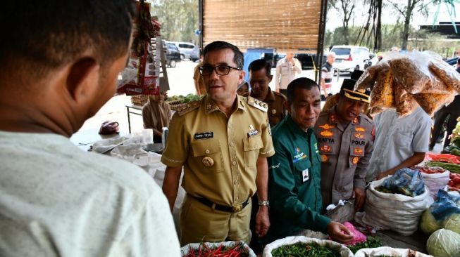 Sidak Pasar Al Mahirah, Bakri Siddiq Pastikan Harga Bahan Pokok Stabil