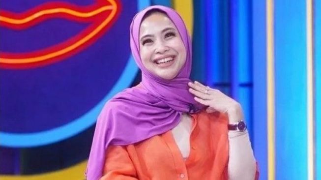 Cantik Manglingi, Intip 10 Potret Feni Rose Tampil Berhijab saat Jadi Host Rumpi