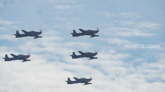 Atraksi pesawat saat gladi HUT ke-77 TNI AU di Lanud Halim Perdanakusuma, Jakarta, Kamis (6/4/2023). [Suara.com/Alfian Winanto]