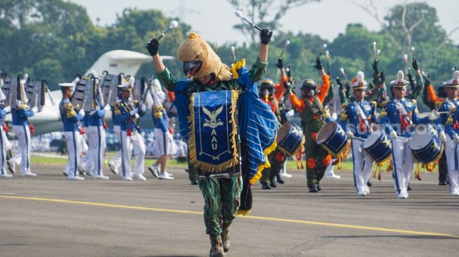 Atraksi drum band aat gladi HUT ke-77 TNI AU di Lanud Halim Perdanakusuma, Jakarta, Kamis (6/4/2023). [Suara.com/Alfian Winanto]