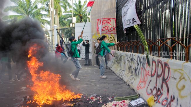 Massa mahasiswa melakukan aksi unjuk rasa di depan gedung DPR, Senayan, Jakarta, Kamis (6/4/2023). [Suara.com/Alfian Winanto]