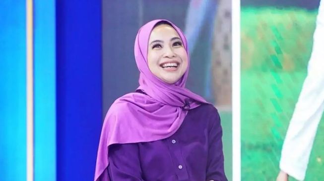 Terkuak, Alasan di Balik Keputusan Presenter Feni Rose Memilih Berhijab Usai Umrah