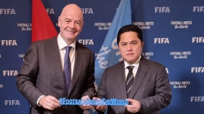 Ketua Umum PSSI Erick Thohir bertemu dengan Presiden FIFA Gianni Infantino di Paris, Prancis, Kamis (6/4/2023). [Foto: Istimewa]