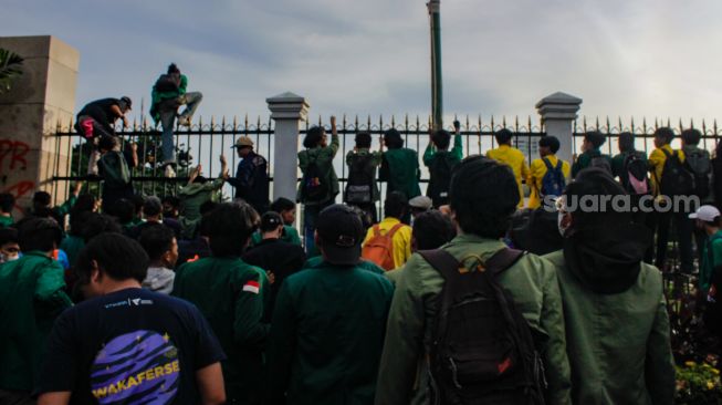 Massa mahasiswa melakukan aksi unjuk rasa di depan gedung DPR, Senayan, Jakarta, Kamis (6/4/2023). [Suara.com/Alfian Winanto]