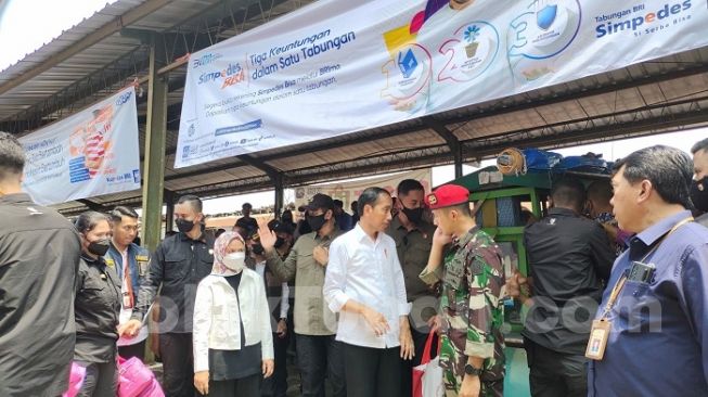 Presiden Jokowi Cek Harga Pangan di Pasar Sambonggede Tuban: Di Sini Paling Murah