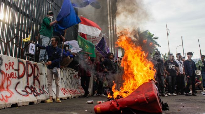 Massa mahasiswa melakukan aksi unjuk rasa di depan gedung DPR, Senayan, Jakarta, Kamis (6/4/2023). [Suara.com/Alfian Winanto]