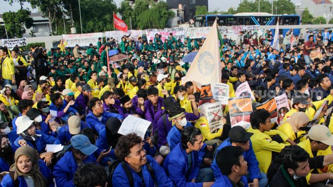 Massa mahasiswa melakukan aksi unjuk rasa di depan gedung DPR, Senayan, Jakarta, Kamis (6/4/2023). [Suara.com/Alfian Winanto]