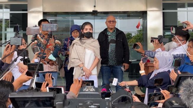 Nindy Ayunda mengadu ke Lembaga Perlingundagan Saksi dan Korban (LPSK), Kamis (6/4/2023) dan mengaku rumahnya mendapat teror serta ancaman dari oknum TNI. [Adiyoga Priyambodo/Suara.com] 