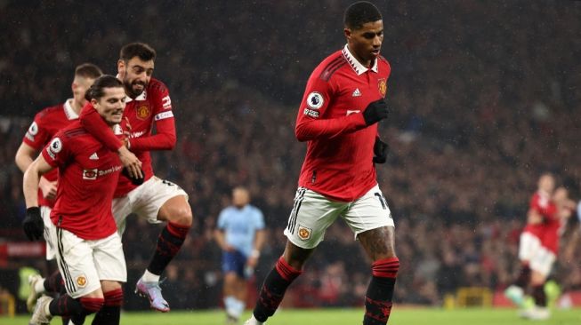 Penyerang Manchester United, Marcus Rashford (kanan) merayakan golnya ke gawang Brentford pada laga Liga Inggris di Old Trafford, Manchester, Kamis (6/4/2023) dini hari WIB. [DARREN STAPLES / AFP]