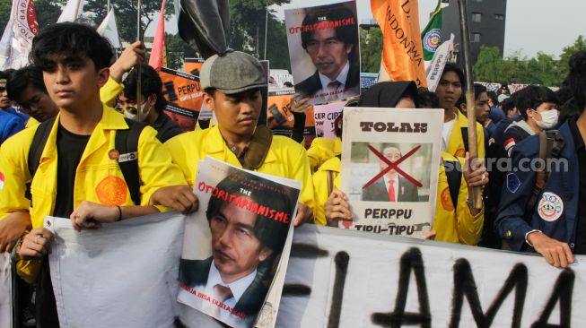 Massa mahasiswa melakukan aksi unjuk rasa di depan gedung DPR, Senayan, Jakarta, Kamis (6/4/2023). [Suara.com/Alfian Winanto]