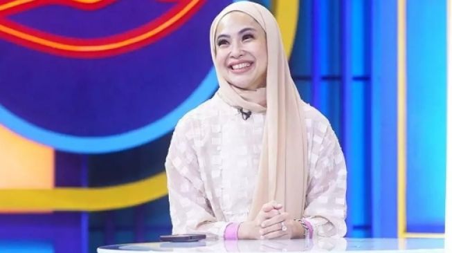 5 Ide OOTD Hijab Pashmina Feni Rose, Bikin Awet Muda di Usia 50 Tahun