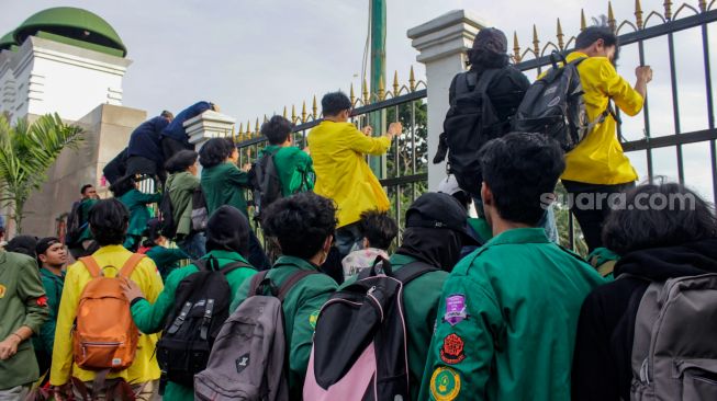 Tolak UU Cipta Kerja, Ratusan Mahasiswa Geruduk Gedung DPR