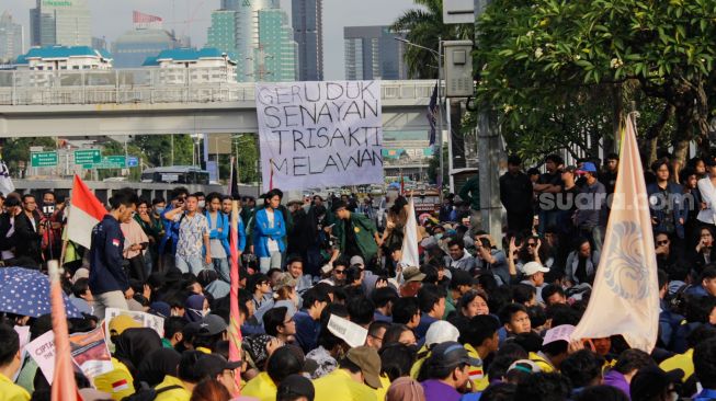 Tolak UU Cipta Kerja, Ratusan Mahasiswa Geruduk Gedung DPR