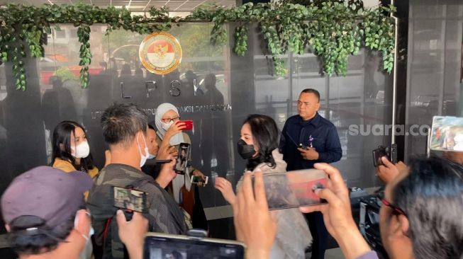 Nindy Ayunda di kantor Lembaga Perlindungan Saksi dan Korban (LPSK) di kawasan Ciracas, Jakarta, Kamis (6/4/2023). [Suara.com/Adiyoga Priyambodo]