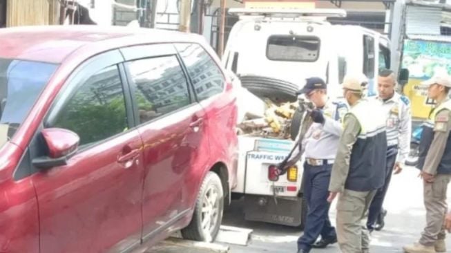 Begini Cara Lapor Mobil Parkir Sembarangan di Jalan Bukan Garasi yang Bikin Ganggu Warga