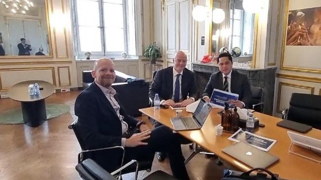 Ketua Umum PSSI Erick Thohir bertemu dengan Presiden FIFA Gianni Infantino di Paris, Prancis, Kamis (6/4/2023). [Foto: Istimewa]