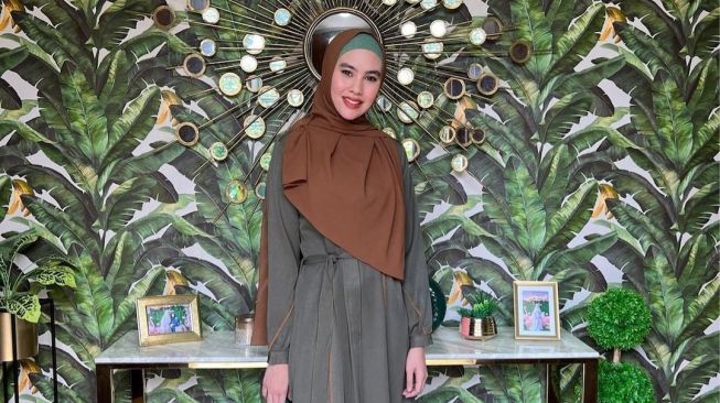 Inspirasi Fashion Kartika Putri Kenakan Gamis Sambil Tenteng Tas Mewah (Instagram)