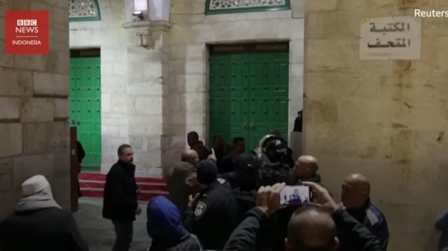 Tentara Israel Serang Warga Palestina di Masjid Al-Aqsa: Mereka Melempar Granat saat Membaca Alquran