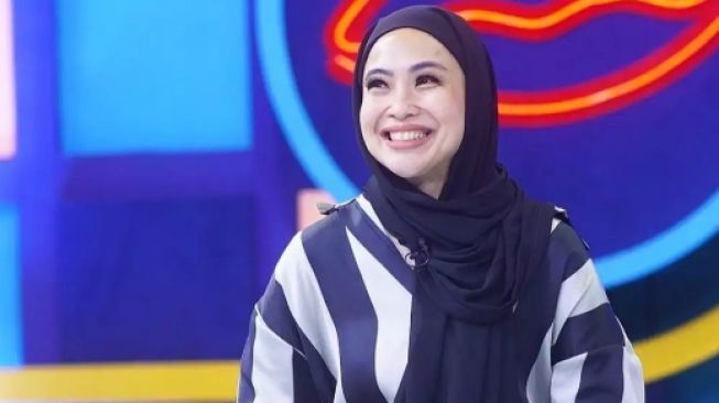 Feni Rose Ungkap Alasan Putuskan Pakai Hijab, Ingat Sindiran Anak Kartika Putri?