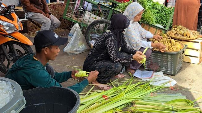Salah satu penjual anyaman ketupat di Pasar Kranggot, Kota Cilegon, Banten. [Sopian Sauri/ SuaraBanten.id]