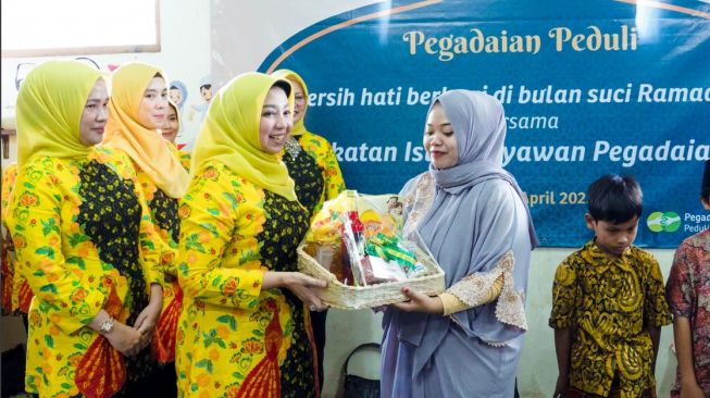 IIKP dan Divisi CSR pegadaian menjalankan Program Pegadaian Peduli kepada Panti Sosial Asuhan Anak Nurul Jannah, di Jakarta, Rabu (6/4/2023). (Dok: Pegadaian)