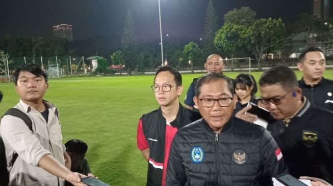 Manajer timnas U-22 Sudarmadji menjawab pertanyaan para pewarta di lapangan latihan Gelora Bung Karno, Jakarta, Rabu (5/4/2023). (ANTARA/RAUF ADIPATI)