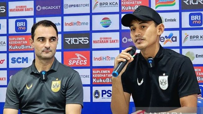 Pemain PSIS Semarang Hari Nur Yulianto (kanan) dan pelatih Gilbert Agius usai pertandingan lanjutan Liga 1 Indonesia 2022/ 2023 di Stadion Jatidiri Semarang, Kamis malam. (ANTARA/ I.C.Senjaya)