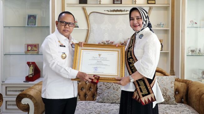 Riana Sari Arinal Terima Penghargaan Apresiasi Bunda PAUD 2021 