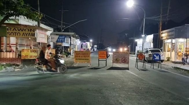 Warga Tutup Jalan, Imbas Proyek Pipanisasi Jalan Rusak Memakan Korban Jiwa