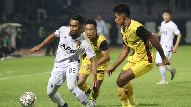 Pesepak bola Persik Kediri Beni Oktavianto (kiri) berebut bola dengan pesepak bola Persikabo 1973 Syahrul Lasinari (kanan) pada pertandingan Liga 1 di Stadion Brawijaya, Kota Kediri, Jawa Timur, Jumat (7/4/2023). ANTARA FOTO/Prasetia Fauzani/nym. 