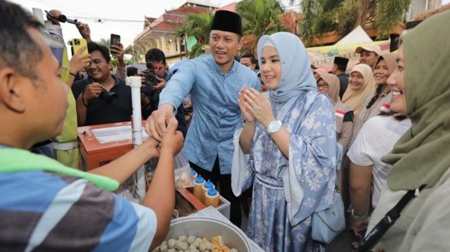 Annisa Pohan Mengenakan Tas Prada Mewah Saat Menemani AHY Safari Ramadhan ke Klaten (Instagram)