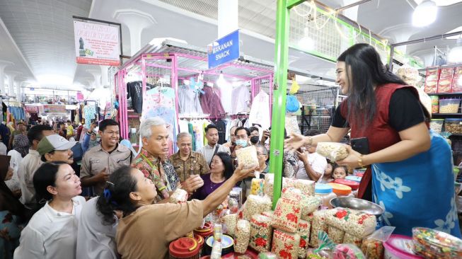 Lakukan Operasi Pasar, Ganjar Pantau Harga Bahan Pokok Jelang Lebaran