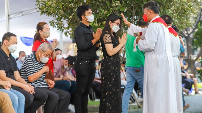 Pelaksanaan Ibadah Jumat Agung di Gereja Katedral