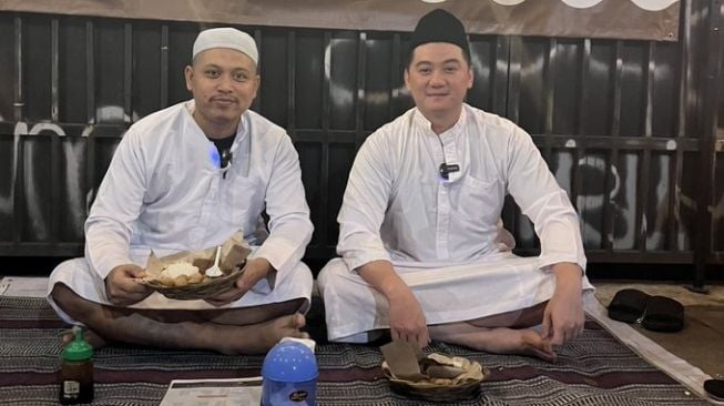 Pakai Gamis dan Peci, Chef Arnold Berburu Sahur Ramai Disuruh Jadi Mualaf