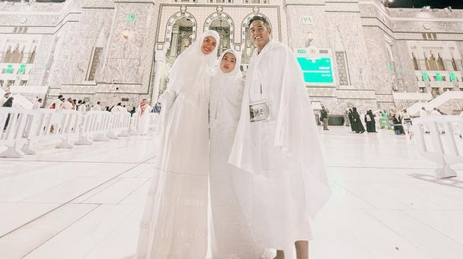 Nia Ramadhani umrah (Instagram/@ramadhaniabakrie)