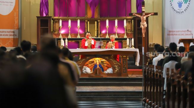 Umat Kristiani melaksanakan ibadat Jumat Agung di Gereja Katedral, Jakarta, Jumat (7/4/2023). [Suara.com/Alfian Winanto]