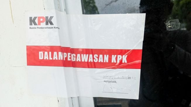 Suasana ruang kerja humas Sekretariat Daerah Kabupaten Kepulauan Meranti yang disegel Komisi Pemberantasan Korupsi (KPK) di Kepulauan Meranti, Riau, Jumat (7/4/2023). [ANTARA FOTO/Rahmat Santoso].