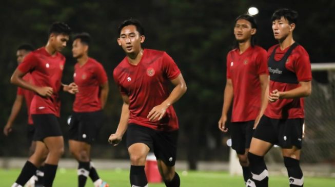 Para pemain Timnas Indonesia U-22 menjalani latihan jelang SEA Games 2023. [PSSI]