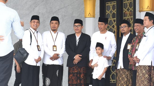 Foto Bareng Jokowi dan Bapak-bapak, Pose Jempol Jan Ethes Mewakili Banget!