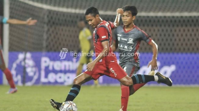 Pemain Arema FC Evan Dimas Darmono bersiap melepaskan tendangan saat menghadapi Madura United di pekan ke-33 BRI Liga 1 yang berlangsung di Stadion Gelora Madura Ratu Pamelingan, Jumat (7/4/2023). [Foto: Liga Indonesia Baru]