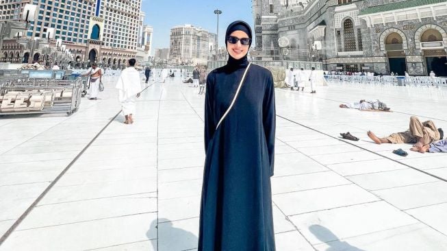 Nia Ramadhani Bagikan Potret Berhijab saat Umrah, Langsung Banjir Doa: Semoga Istiqamah