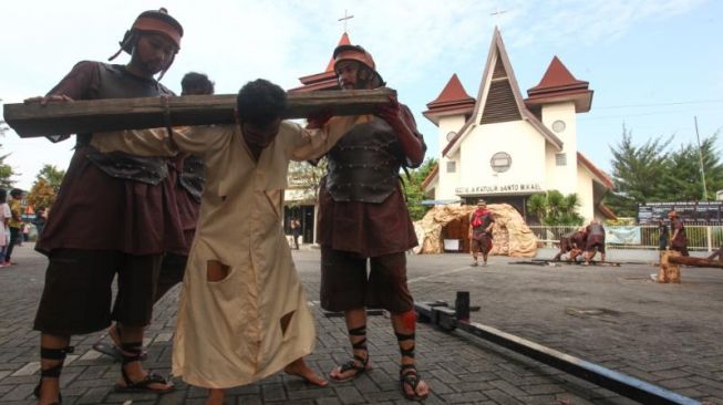 Jumat Agung di Dua Gereja Besar Surabaya Berjalan Khidmat, Ada Visualisasi Jalan Salib