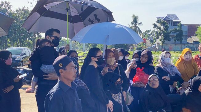 Asmirandah ditemani Jonas Rivanno saat pemakaman almarhum ayahnya di TPU Srengseng Sawah, Jakarta Selatan pada Jumat (7/4/2023) [Suara.com/Tiara Rosana]