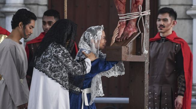 Umat Katolik memerankan visualisasi Jalan Salib saat peringatan Jumat Agung di Gereja Katedral, Jakarta, Jumat (7/4/2023). [ANTARA FOTO/M Risyal Hidayat].