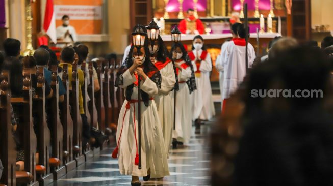 Umat Kristiani melaksanakan ibadat Jumat Agung di Gereja Katedral, Jakarta, Jumat (7/4/2023). [Suara.com/Alfian Winanto]