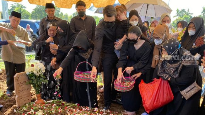 Asmirandah Tertunduk di Makam Ayah, sang Ibu Hampir Ambruk