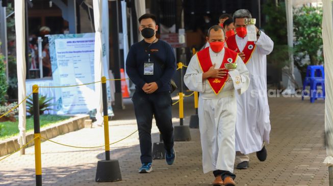 Umat Kristiani melaksanakan ibadat Jumat Agung di Gereja Katedral, Jakarta, Jumat (7/4/2023). [Suara.com/Alfian Winanto]