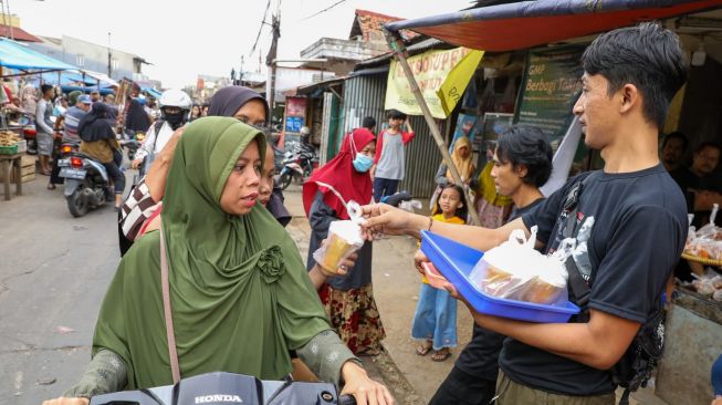 GMP Bagikan Takjil ke Warga dan Pedagang di Kota Bekasi